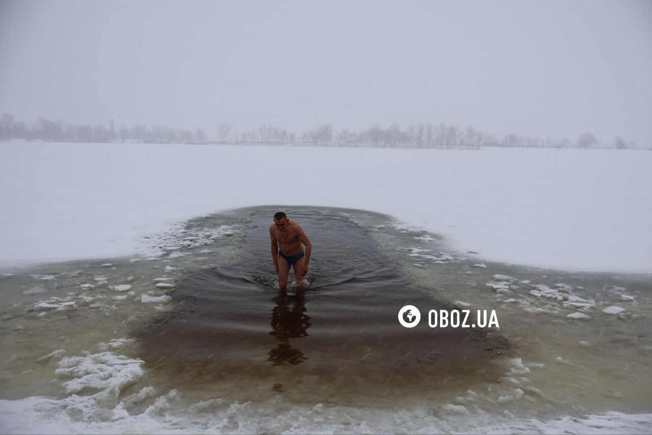 Мало людей та намети, щоб зігрітися: як проходило Водохреще 2026 у Києві. Подробиці, фото та відео