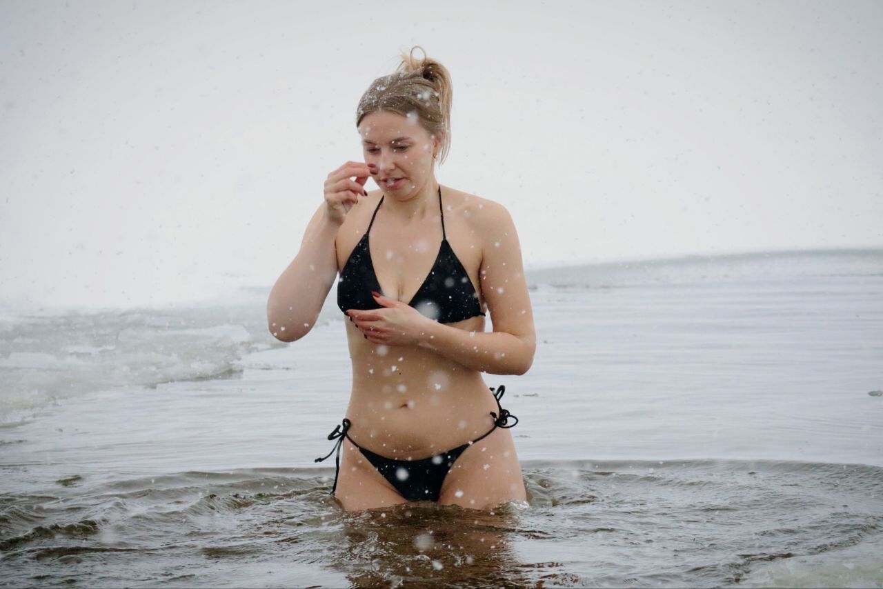 Мало людей та намети, щоб зігрітися: як проходило Водохреще 2026 у Києві. Подробиці, фото та відео