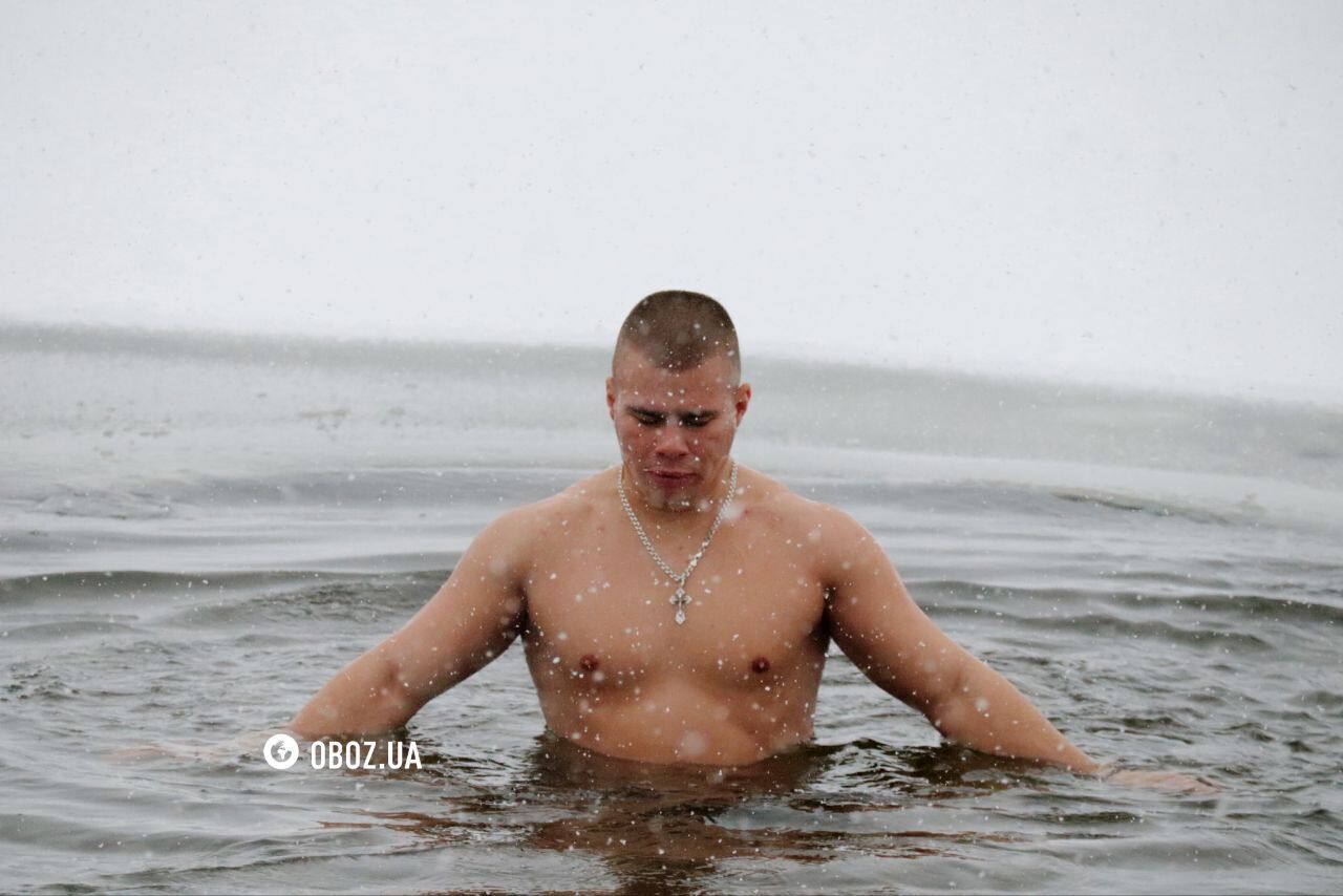 Мало людей та намети, щоб зігрітися: як проходило Водохреще 2026 у Києві. Подробиці, фото та відео