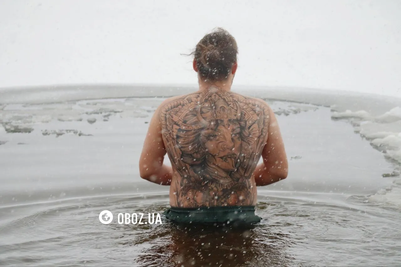 Мало людей та намети, щоб зігрітися: як проходило Водохреще 2026 у Києві. Подробиці, фото та відео