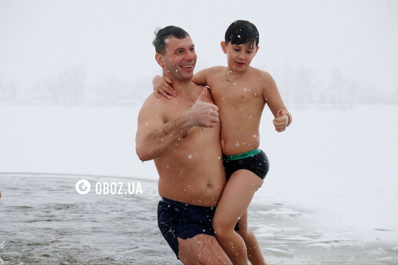 Мало людей та намети, щоб зігрітися: як проходило Водохреще 2026 у Києві. Подробиці, фото та відео