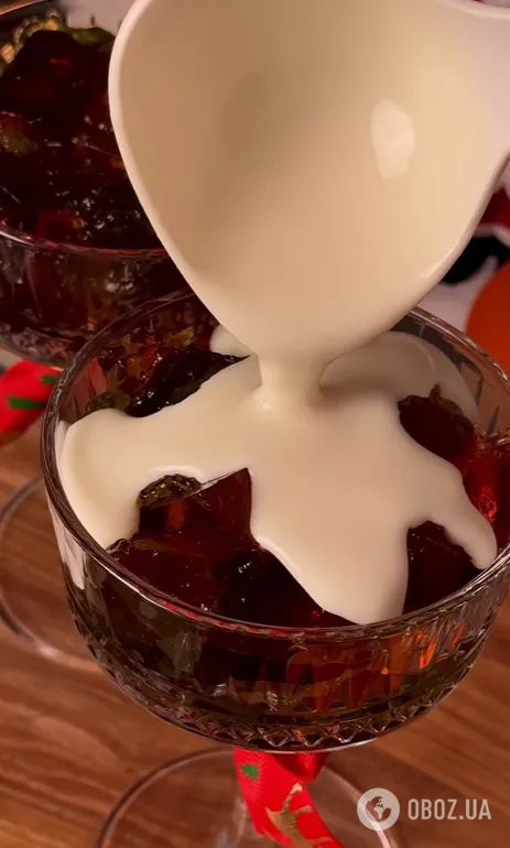 Дуже смачно і вишукано: як приготувати желейний десерт "Бите скло" у келихах