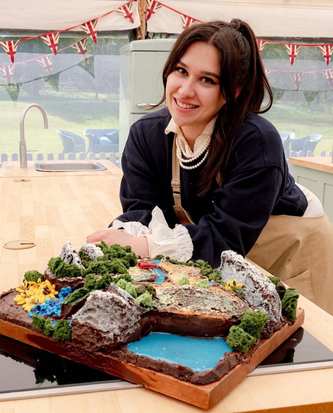 Її торт підкорив Велику Британію: кулінарка з Донбасу, яка вчилася пекти у бабусі, створила десерт у формі України і стала зіркою