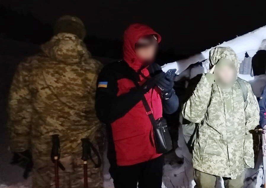 Планував незаконно перейти в Румунію: прикордонники врятували дніпрянина, який п'ять діб блукав у горах. Фото