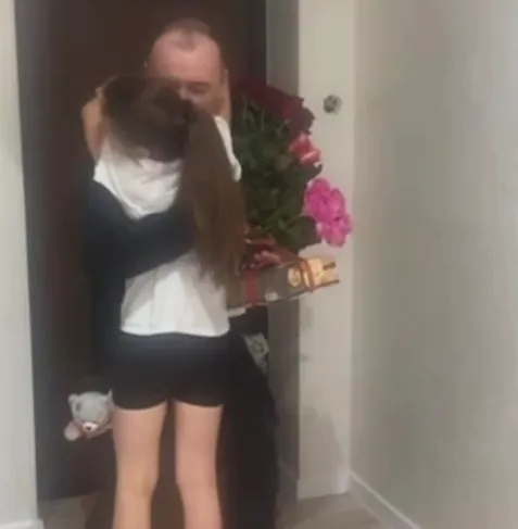 "Не одразу повірили очам": мережу зворушили кадри зустрічі захисника з дітьми після повернення з фронту. Відео