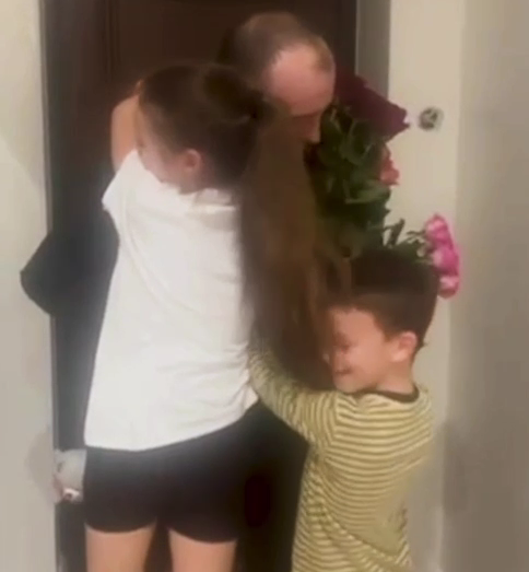 "Не одразу повірили очам": мережу зворушили кадри зустрічі захисника з дітьми після повернення з фронту. Відео