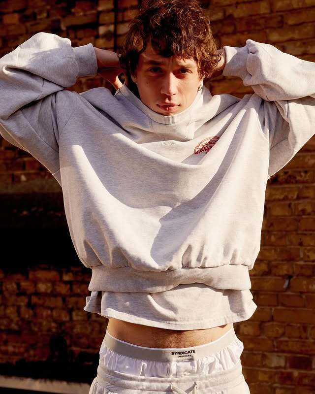 27-летний украинский певец устроился работать в школе и объяснил свое решение