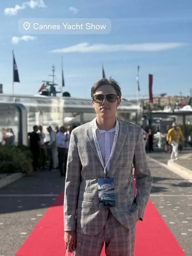 Подросток-"мажор", который тянул "русский мир" в сердце Киева, встретил Новый год с Тимати и флагом РФ