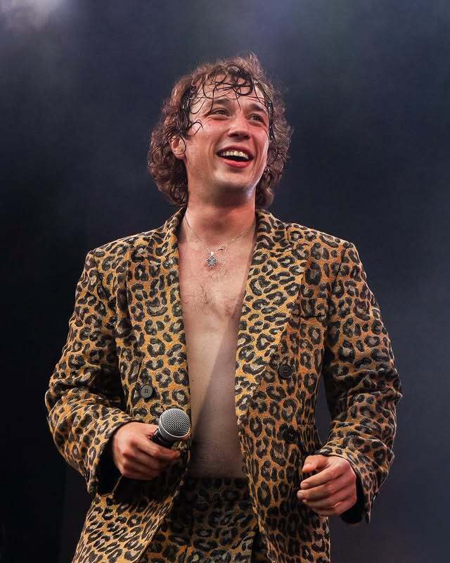 27-летний украинский певец устроился работать в школе и объяснил свое решение