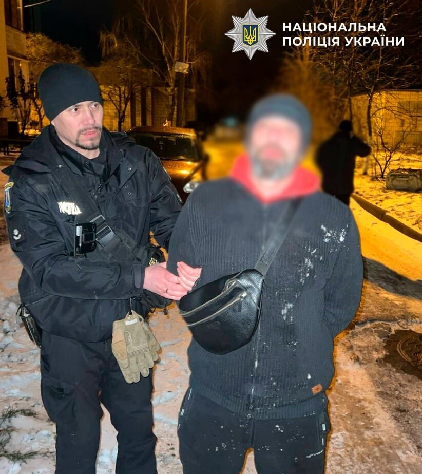 У Києві п’яний чоловік погрожував відвідувачам супермаркету пістолетом. Подробиці та фото