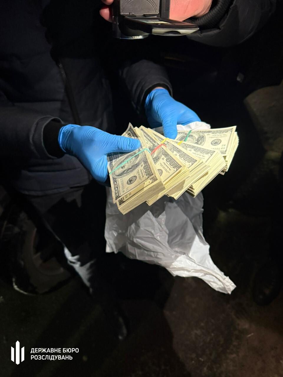 Вимагача хабаря затримали при передачі коштів