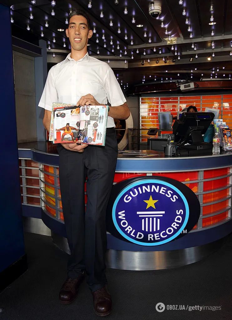 Спит на трех кроватях и путешествует только в фургонах: как живет самый высокий человек в мире