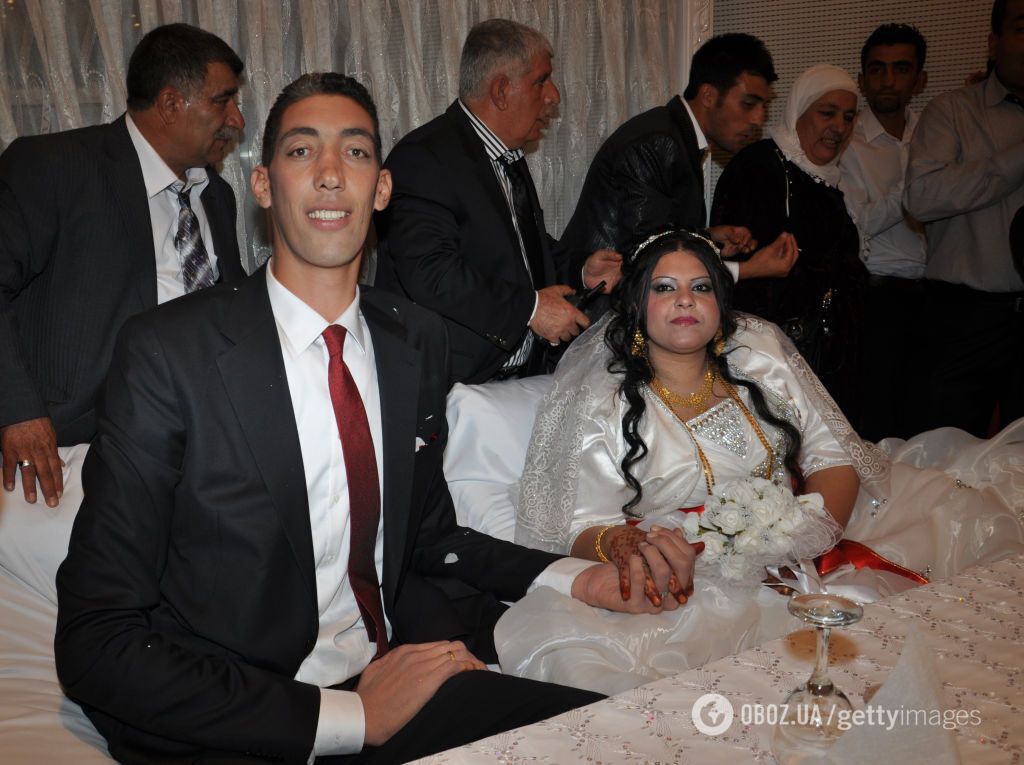 Спит на трех кроватях и путешествует только в фургонах: как живет самый высокий человек в мире