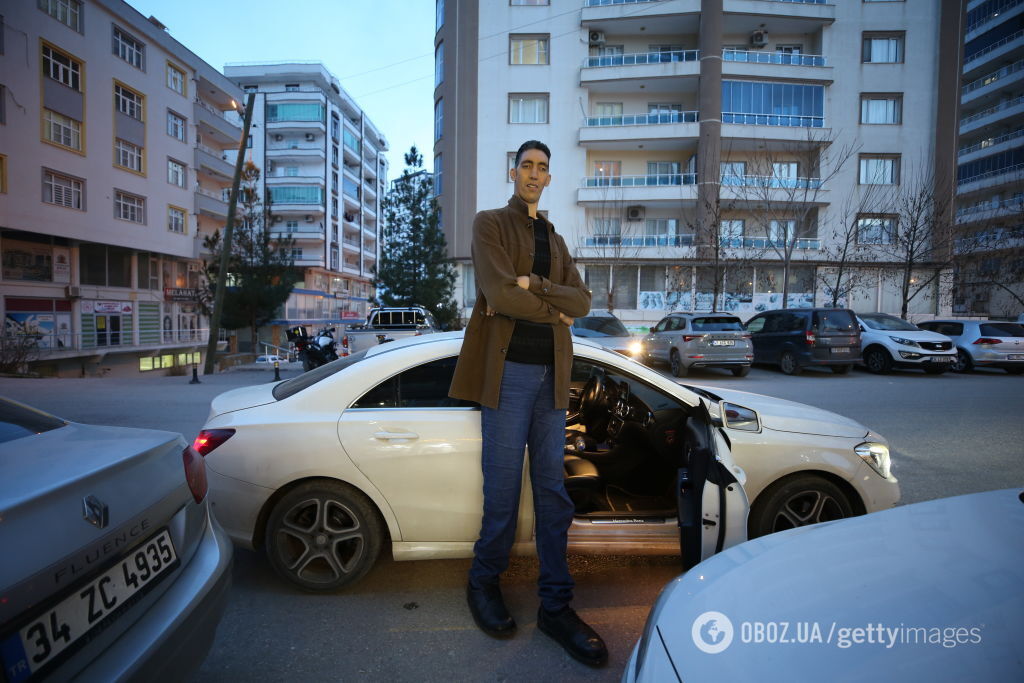 Спит на трех кроватях и путешествует только в фургонах: как живет самый высокий человек в мире