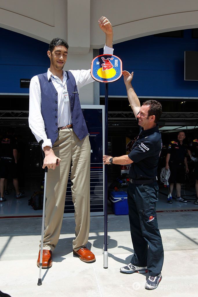 Спит на трех кроватях и путешествует только в фургонах: как живет самый высокий человек в мире