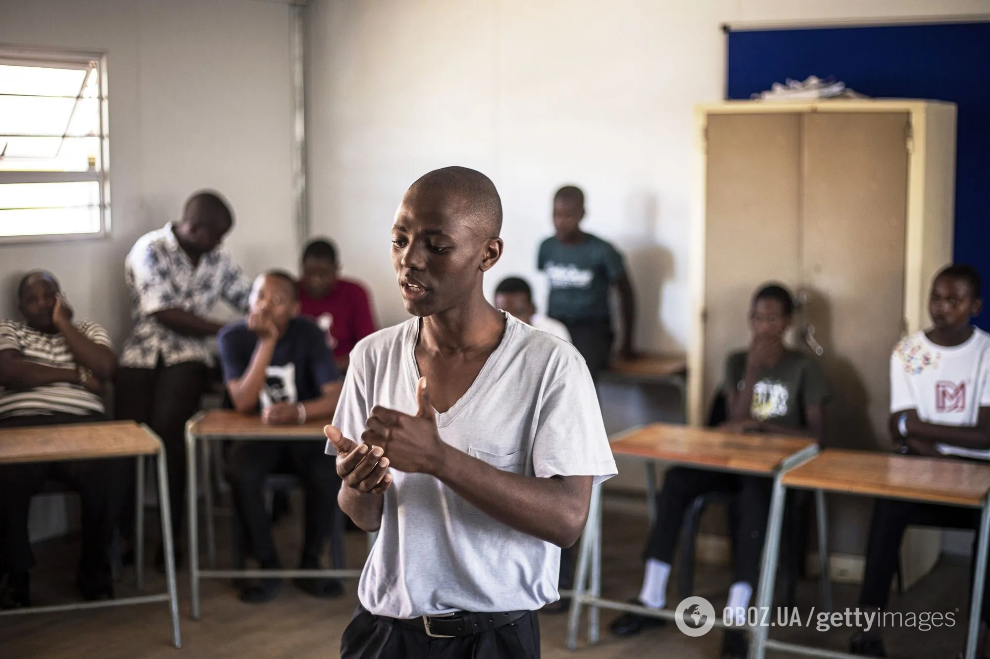 "Учитель ходил по классу и хлестал кнутом за ошибки". Исследование объяснило, почему в школах Южной Африки до сих пор угрожают детям избиением