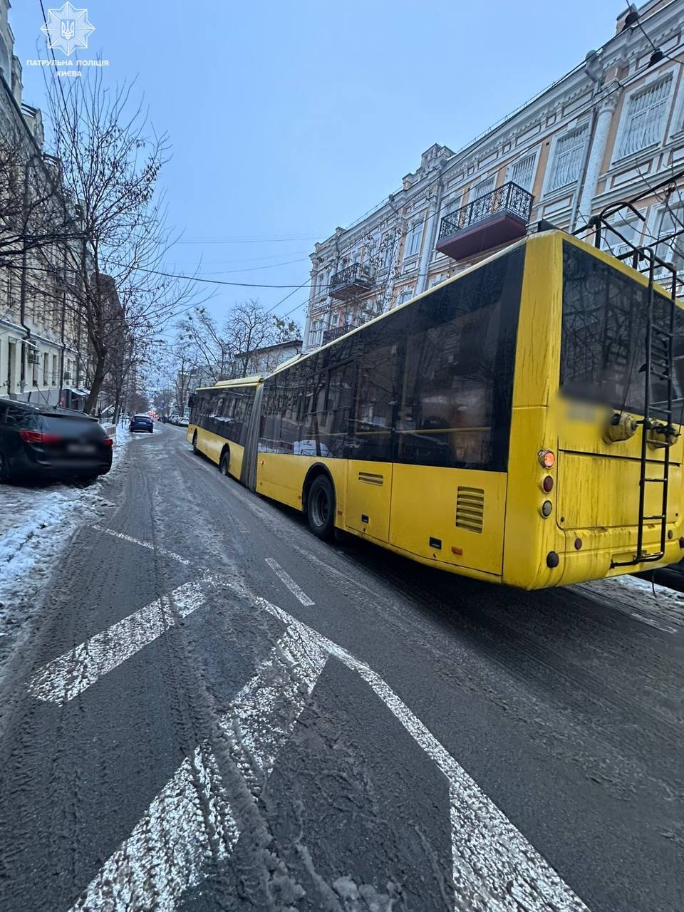 В центре Киева троллейбус провалился в яму, движение транспорта перекрыто. Все подробности и фото