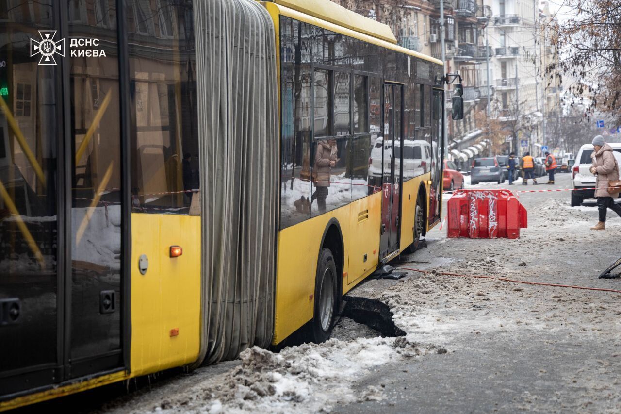 В центре Киева троллейбус провалился в яму, движение транспорта перекрыто. Все подробности и фото