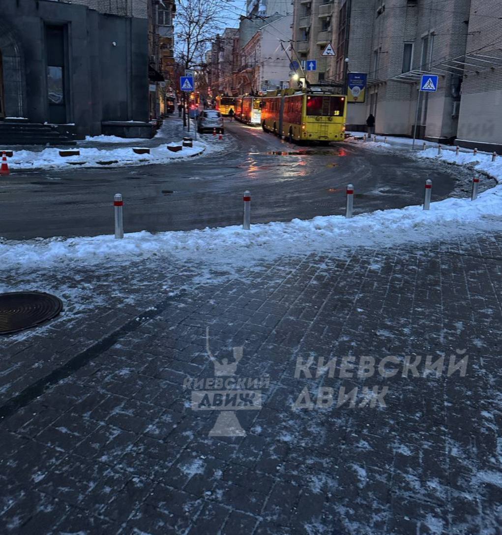 Дороги і тротуари вкрилися шаром льоду: Київ перетворився на суцільну "ковзанку", містян попередили про небезпеку. Фото і відео