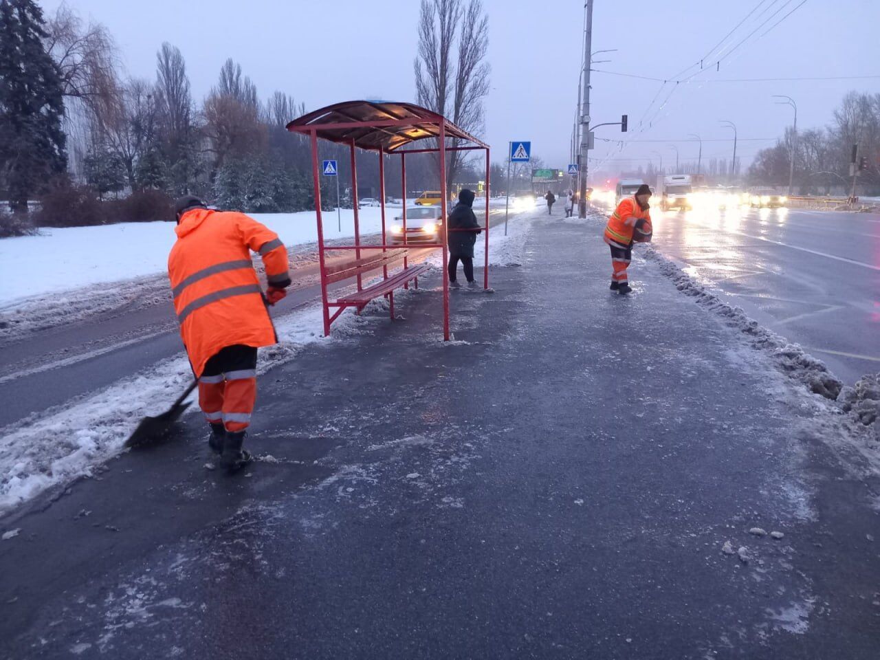 Дороги і тротуари вкрилися шаром льоду: Київ перетворився на суцільну "ковзанку", містян попередили про небезпеку. Фото і відео