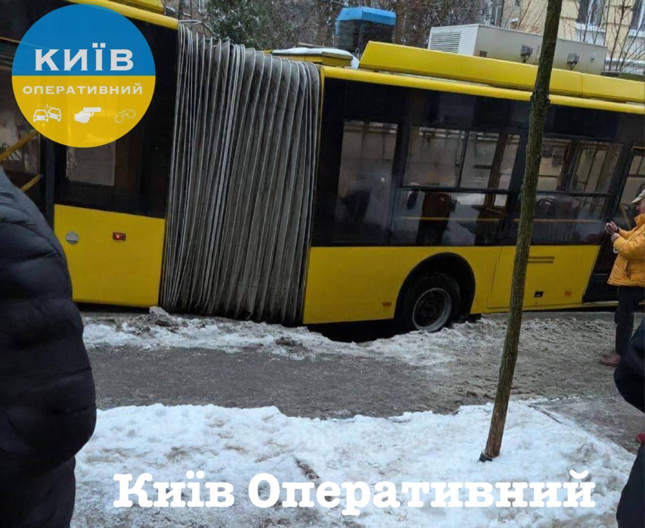 В центре Киева троллейбус провалился в яму, движение транспорта перекрыто. Все подробности и фото