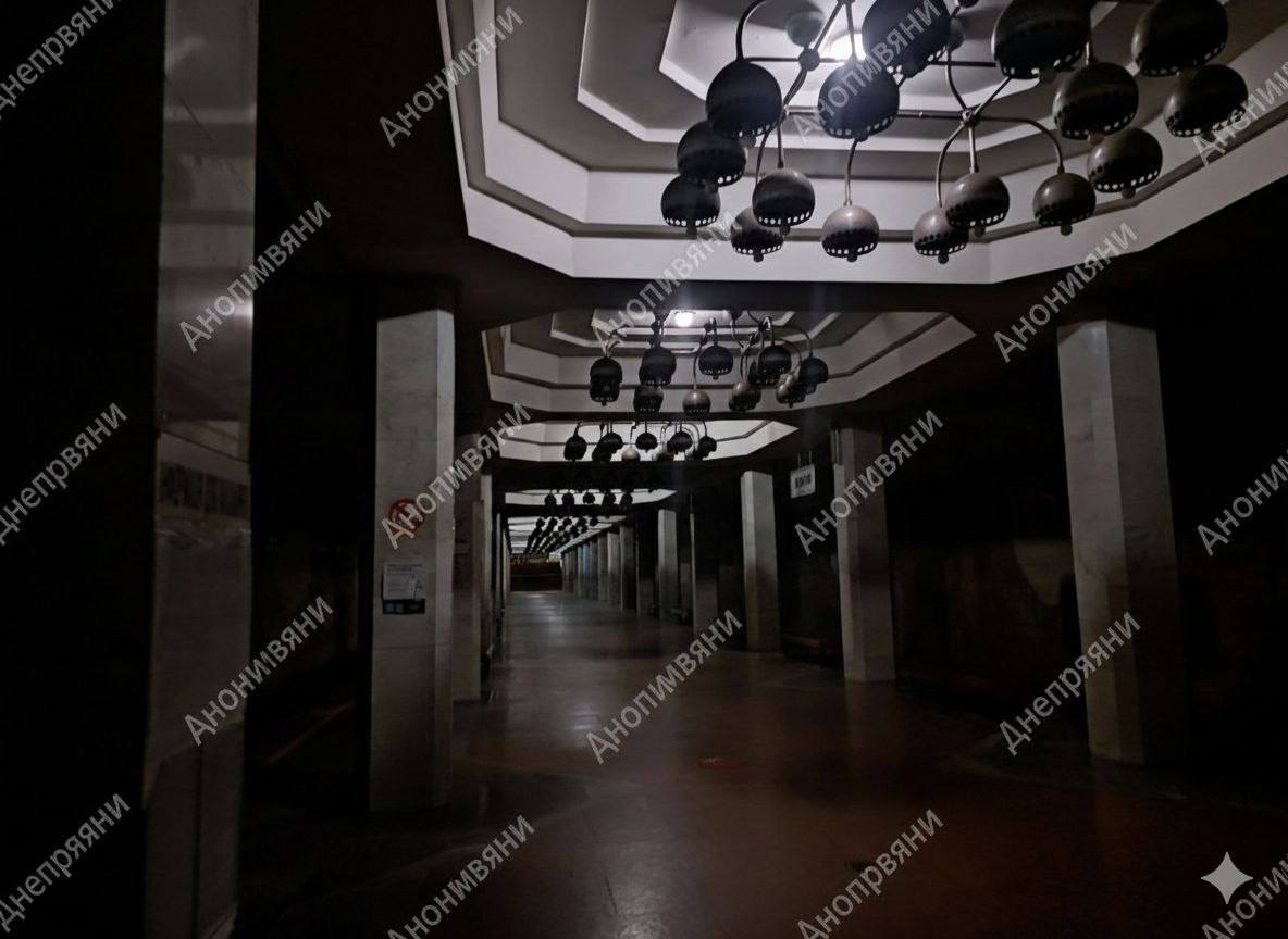 У Дніпрі внаслідок російської атаки перестало працювати метро: людей виводять із тунелів