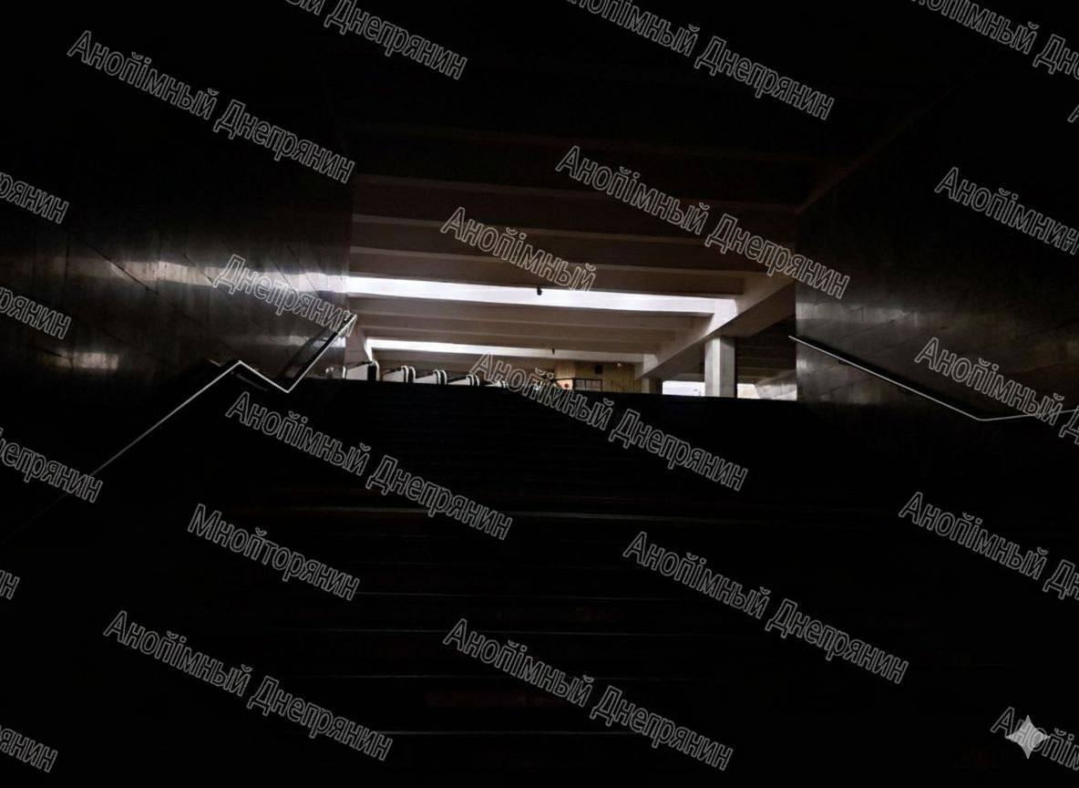 У Дніпрі внаслідок російської атаки перестало працювати метро: людей виводять із тунелів