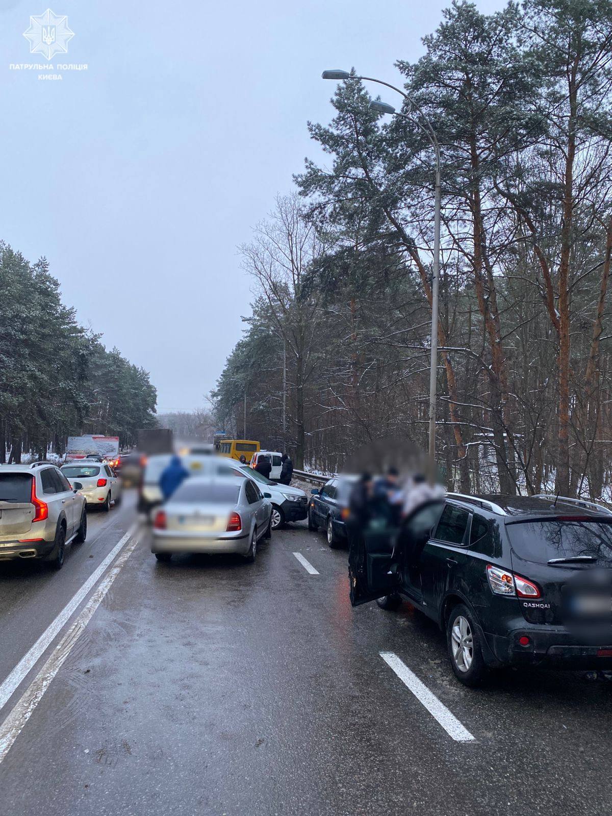 В Киеве произошло масштабное ДТП с участием 13 автомобилей. Подробности, фото и видео