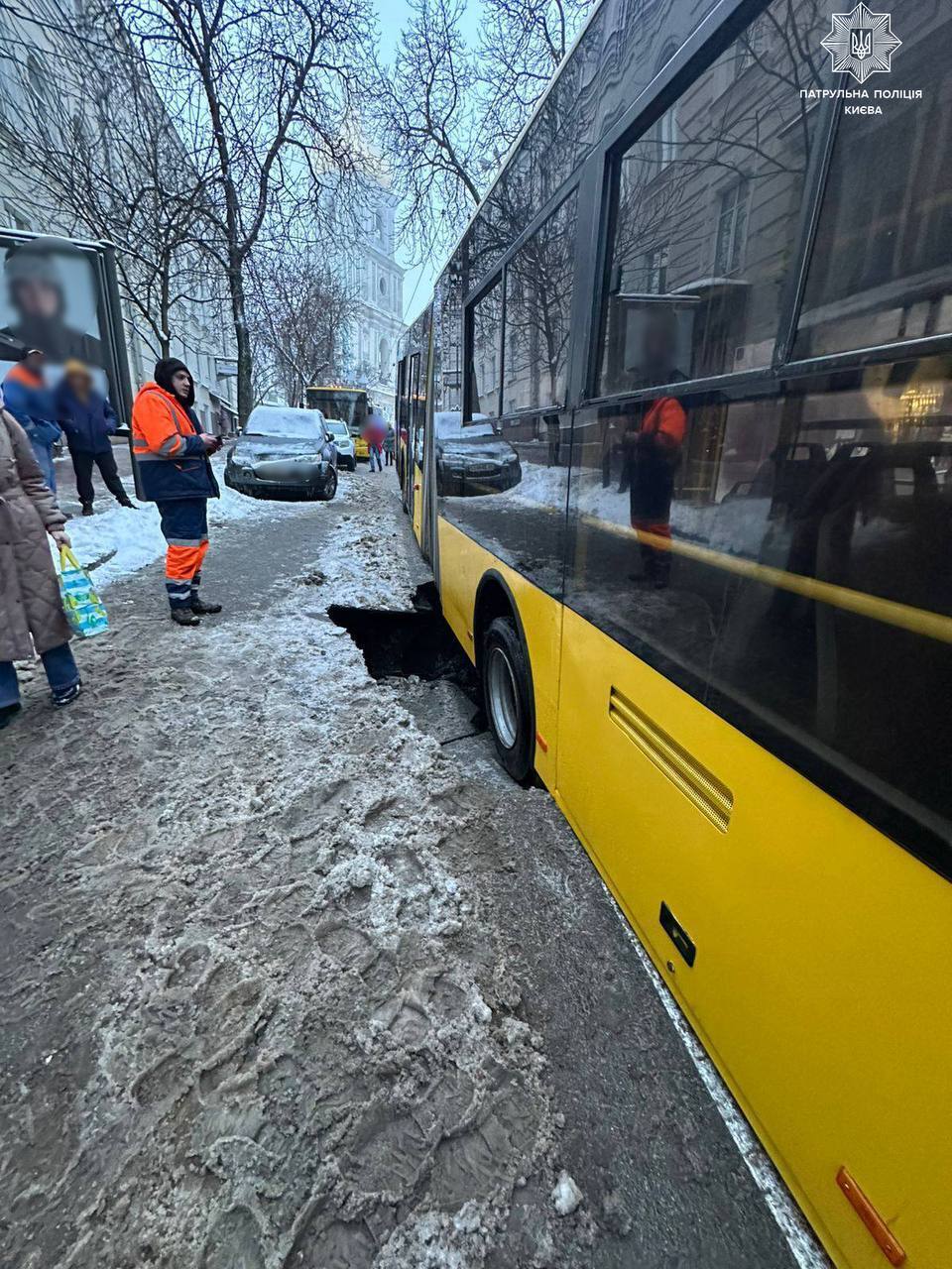 В центре Киева троллейбус провалился в яму, движение транспорта перекрыто. Все подробности и фото
