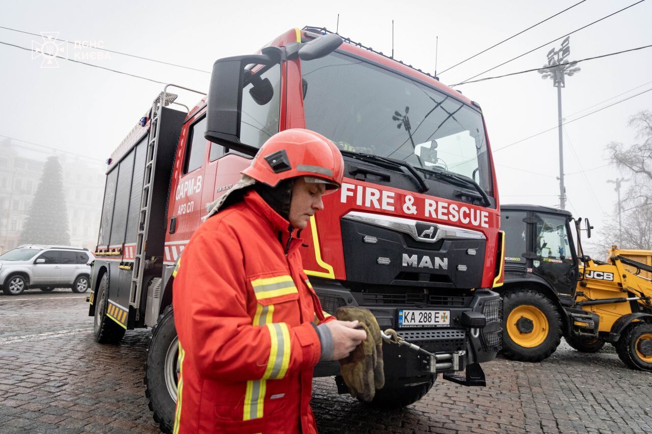 В центре Киева троллейбус провалился в яму, движение транспорта перекрыто. Все подробности и фото