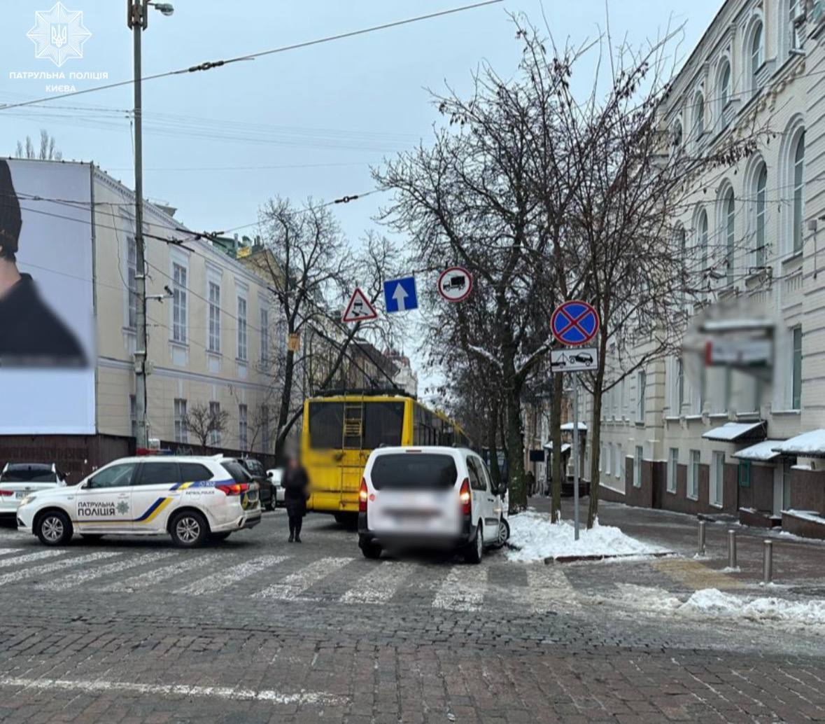 В центре Киева троллейбус провалился в яму, движение транспорта перекрыто. Все подробности и фото
