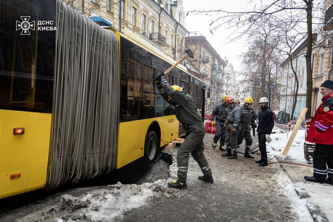 В центре Киева троллейбус провалился в яму, движение транспорта перекрыто. Все подробности и фото