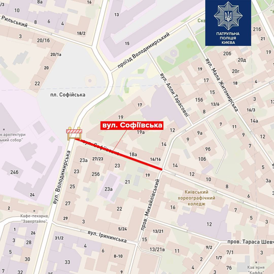 В центре Киева троллейбус провалился в яму, движение транспорта перекрыто. Все подробности и фото