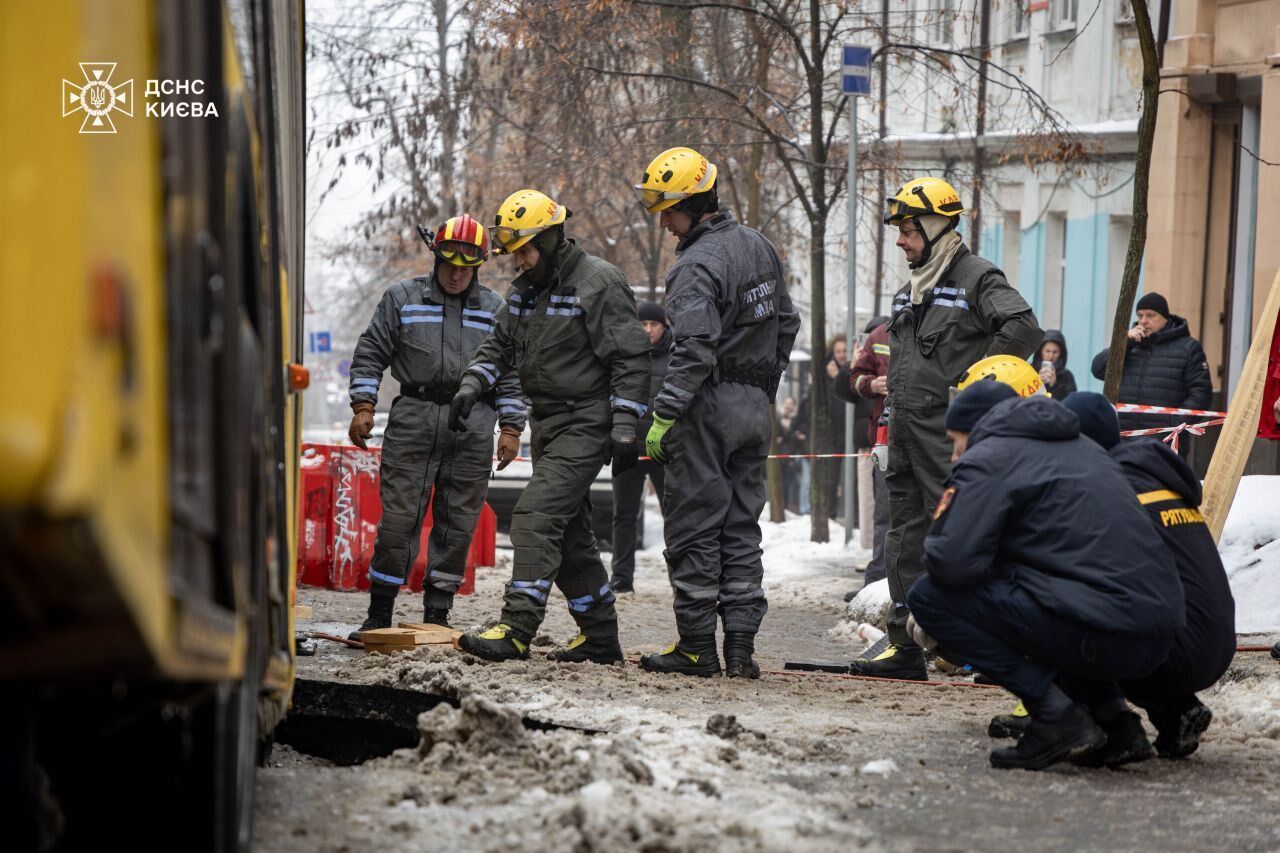 В центре Киева троллейбус провалился в яму, движение транспорта перекрыто. Все подробности и фото