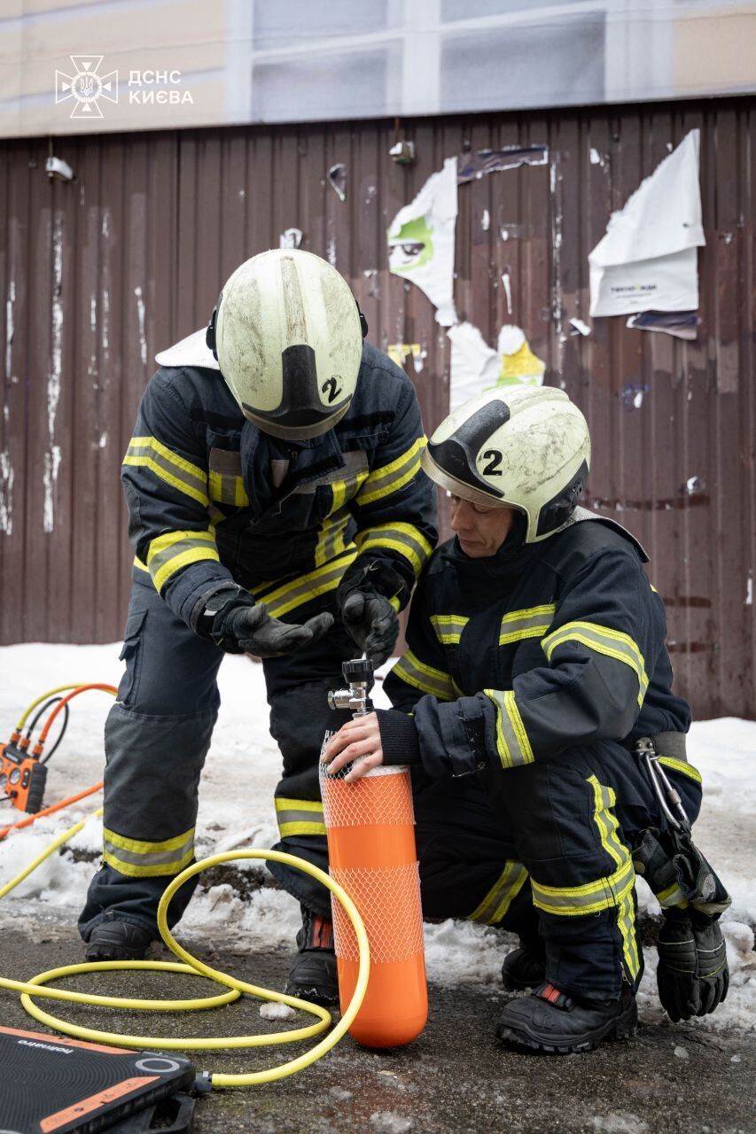 В центре Киева троллейбус провалился в яму, движение транспорта перекрыто. Все подробности и фото