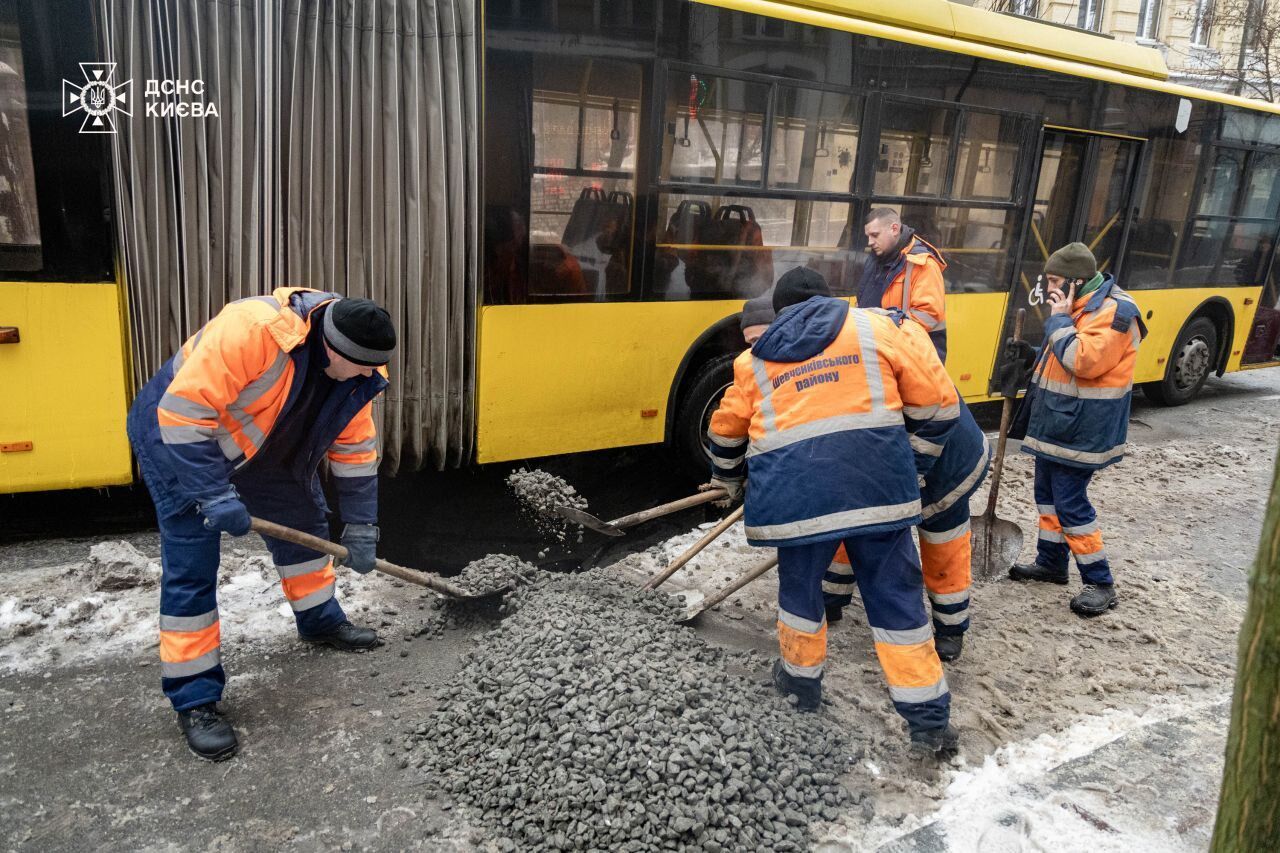 В центре Киева троллейбус провалился в яму, движение транспорта перекрыто. Все подробности и фото