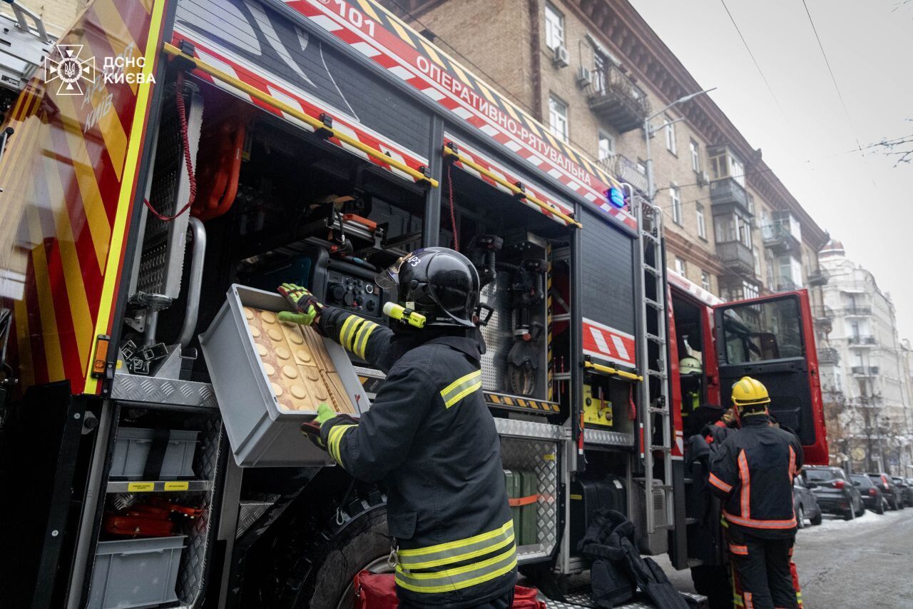 В центре Киева троллейбус провалился в яму, движение транспорта перекрыто. Все подробности и фото