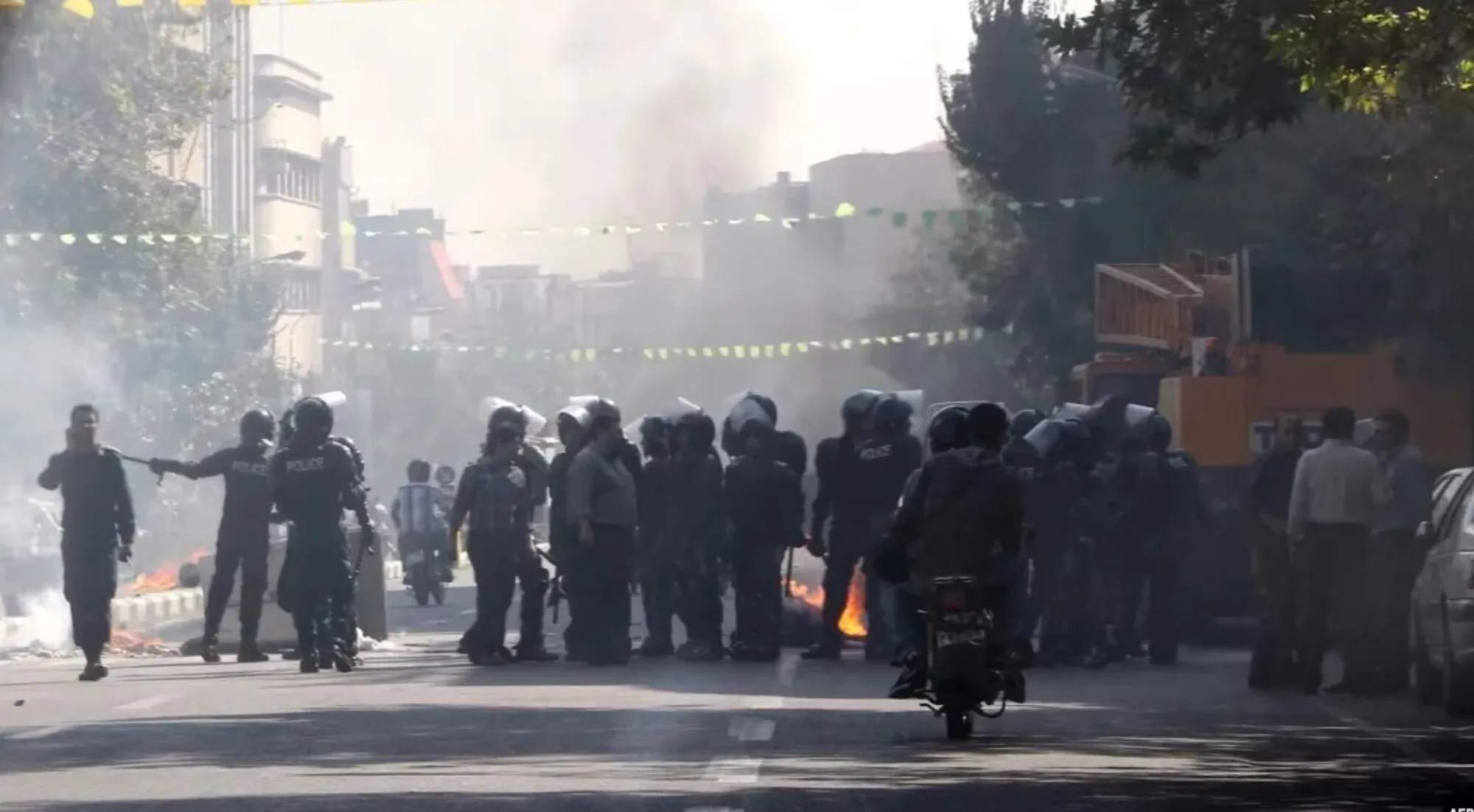 В Ірані вуличні протести набули небачених масштабів: люди кличуть Трампа, влада залучила військову техніку. Фото та відео