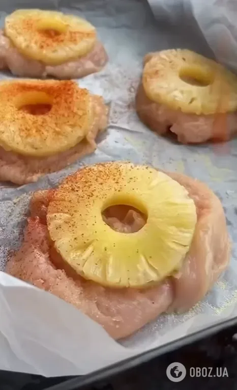 Сочное куриное филе с ананасами и сыром: делимся рецептом сытного блюда для обеда