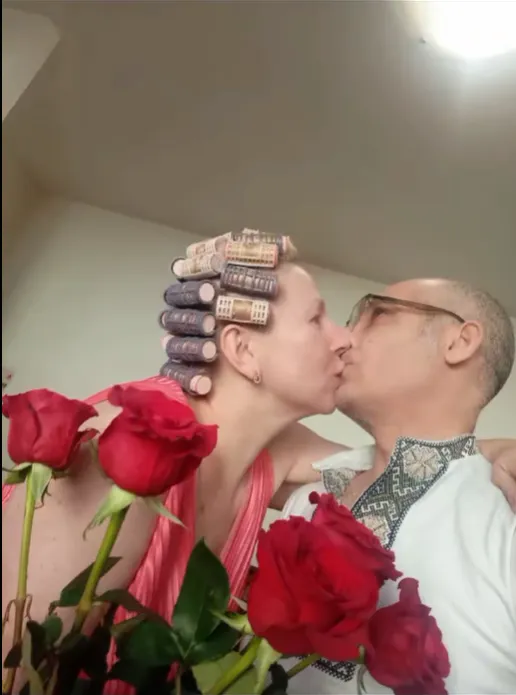 В українки, яка їхала з італійцем в автобусі, нещодавно на фронті загинув зять: що відомо про супутницю любителя "русского міра"