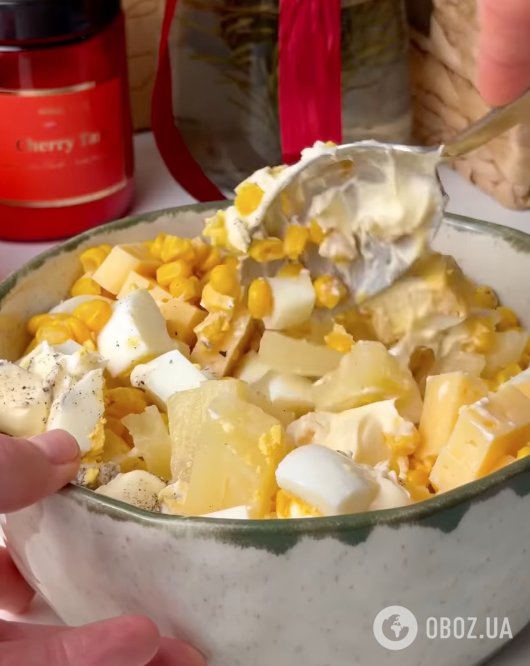 Салат "Праздничный" с мясом и ананасами: рецепт сытного блюда за 10 минут