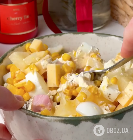 Салат "Праздничный" с мясом и ананасами: рецепт сытного блюда за 10 минут