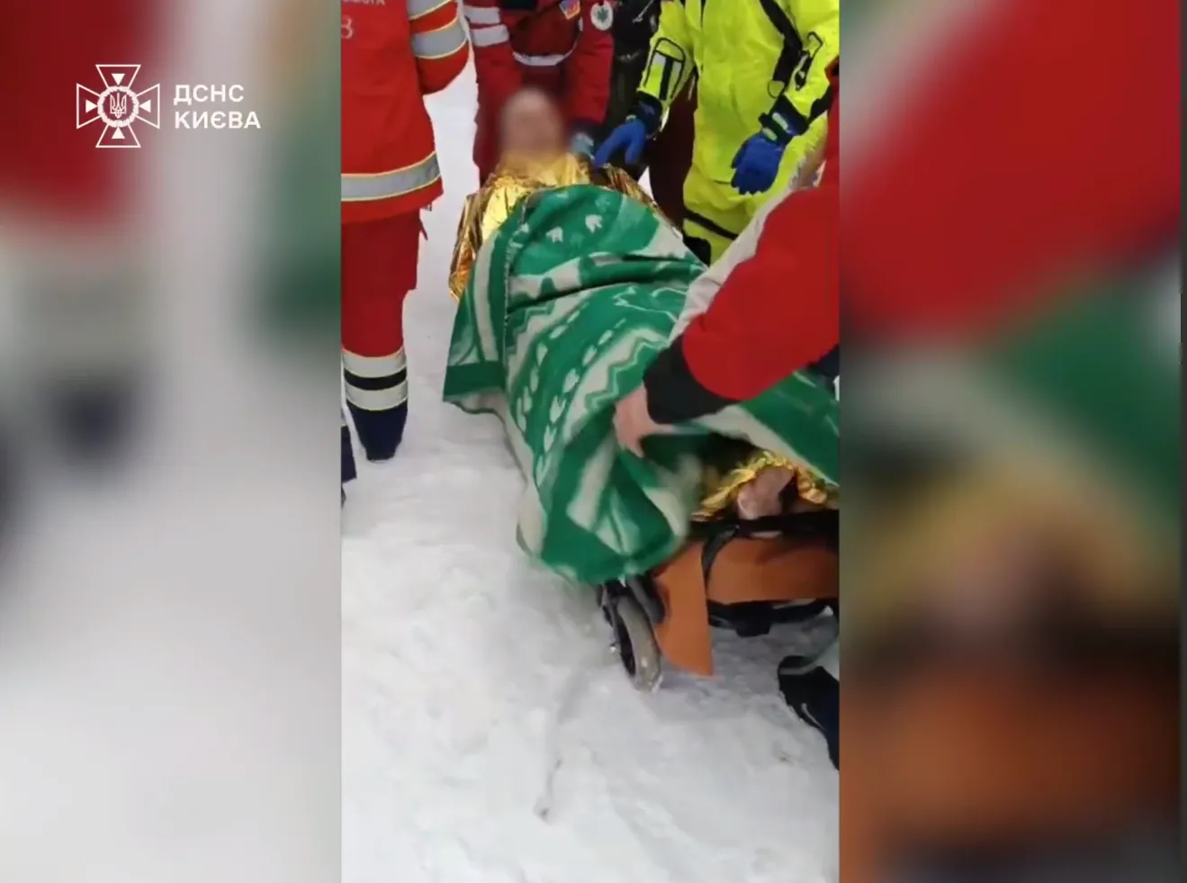 Не завжди є другий шанс: у Києві врятували рибалку, який провалився під кригу. Відео