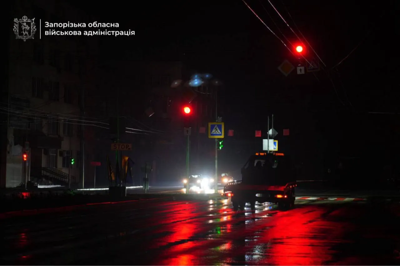 Две области Украины погрузились в блэкаут: в Днепре прогремели взрывы в районе ТЭС. Видео