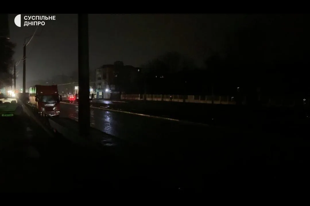 Две области Украины погрузились в блэкаут: в Днепре прогремели взрывы в районе ТЭС. Видео