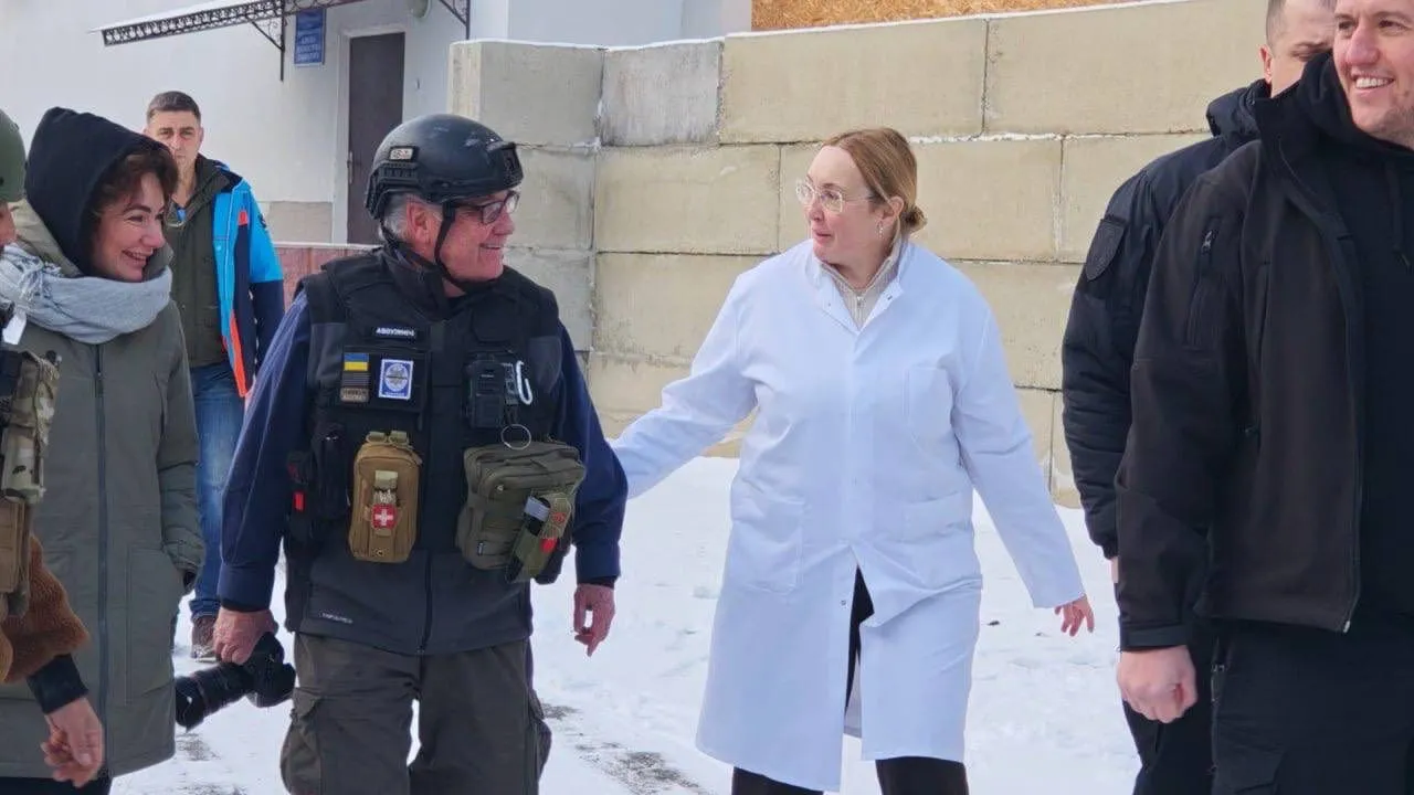 Меценат Говард Баффет відвідав Херсон: побував у підземній лікарні та на дитячому святі. Фото