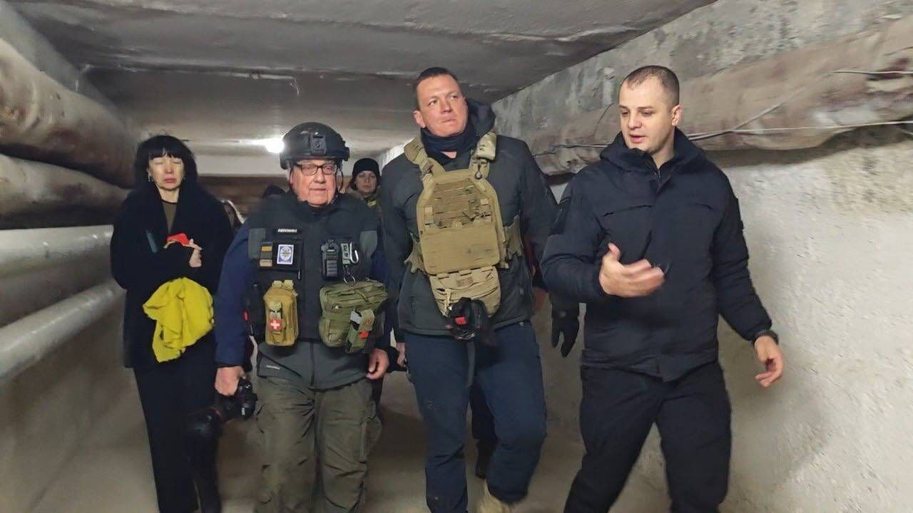 Меценат Говард Баффет відвідав Херсон: побував у підземній лікарні та на дитячому святі. Фото