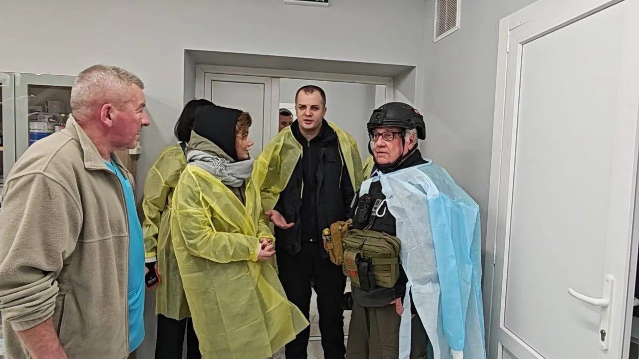 Меценат Говард Баффет відвідав Херсон: побував у підземній лікарні та на дитячому святі. Фото