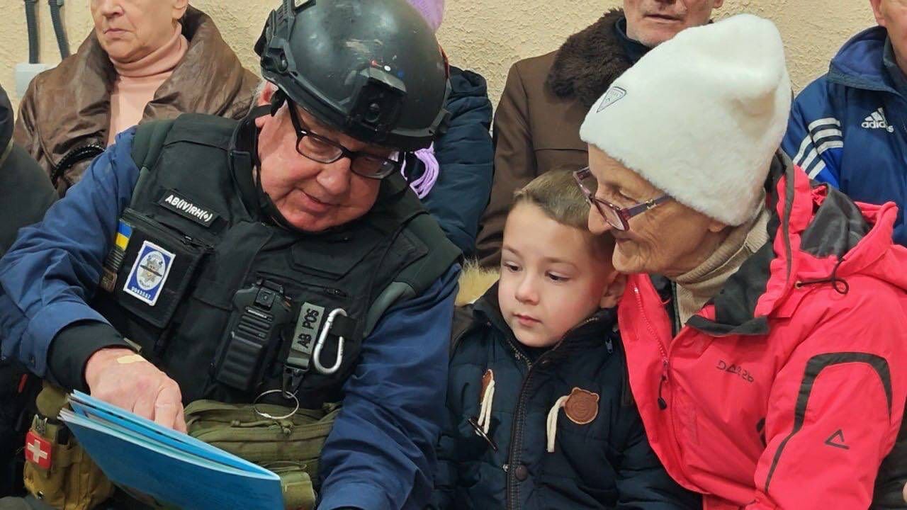 Меценат Говард Баффет відвідав Херсон: побував у підземній лікарні та на дитячому святі. Фото