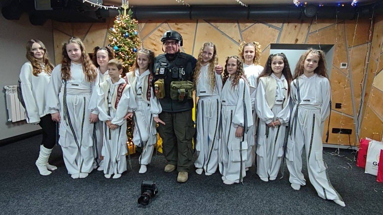 Меценат Говард Баффет відвідав Херсон: побував у підземній лікарні та на дитячому святі. Фото